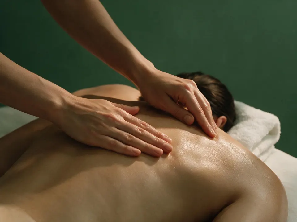 Sanfte Massage-Streichungen mit Lotusblüte und Kerzen