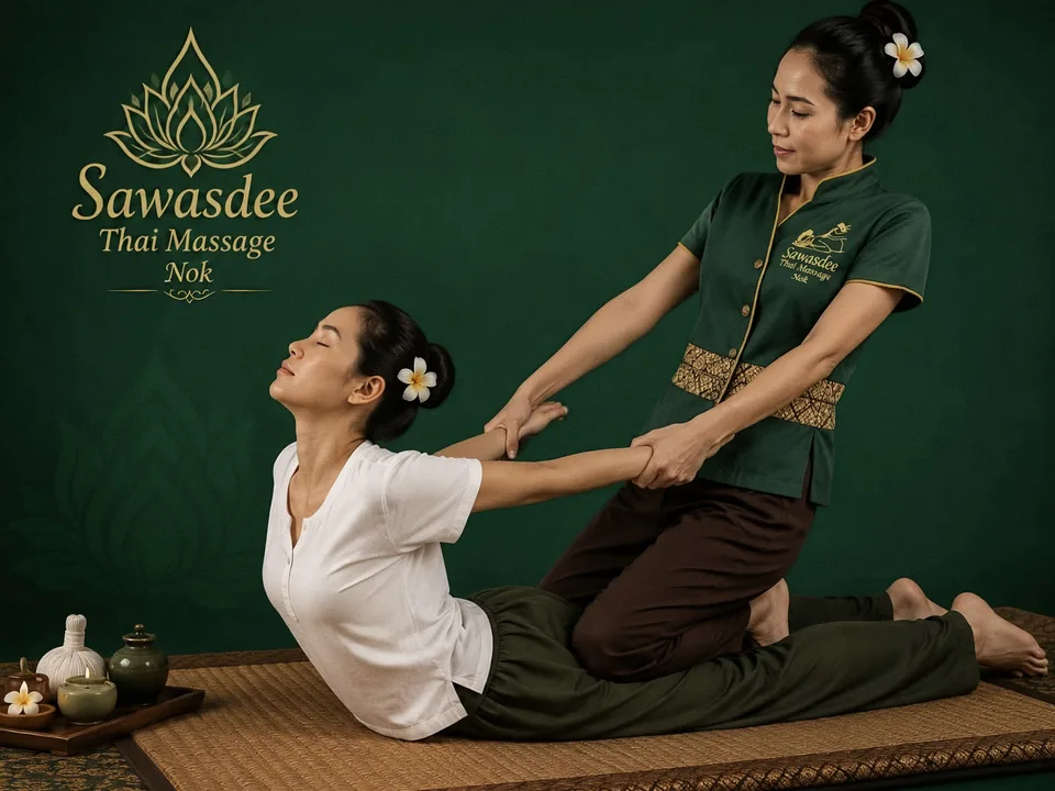 Traditionelle Thai-Massage: sanfte Druckpunktmassage bei Kerzenlicht